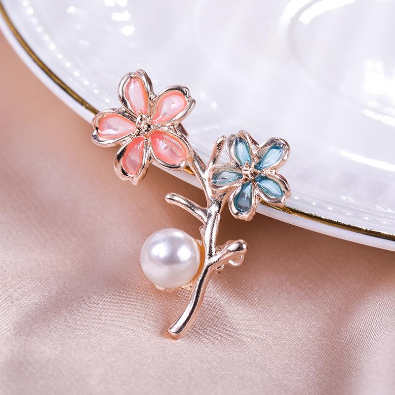 Elegant Women's Pearl & Rhinestone Cartoon Brooch Scarf Buckle with Diamond-Studded Alloy Corsage