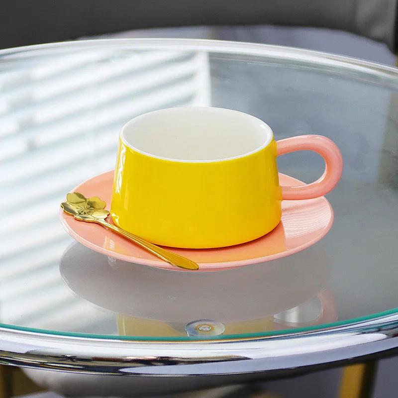 

Европейский стиль Креативная ретро керамическая чашка Высокоэстетическая ценность Чайные чашки и блюдца Набор Легкая Роскошная Кофейная кружка Послеобеденная чайная кружка 250ml