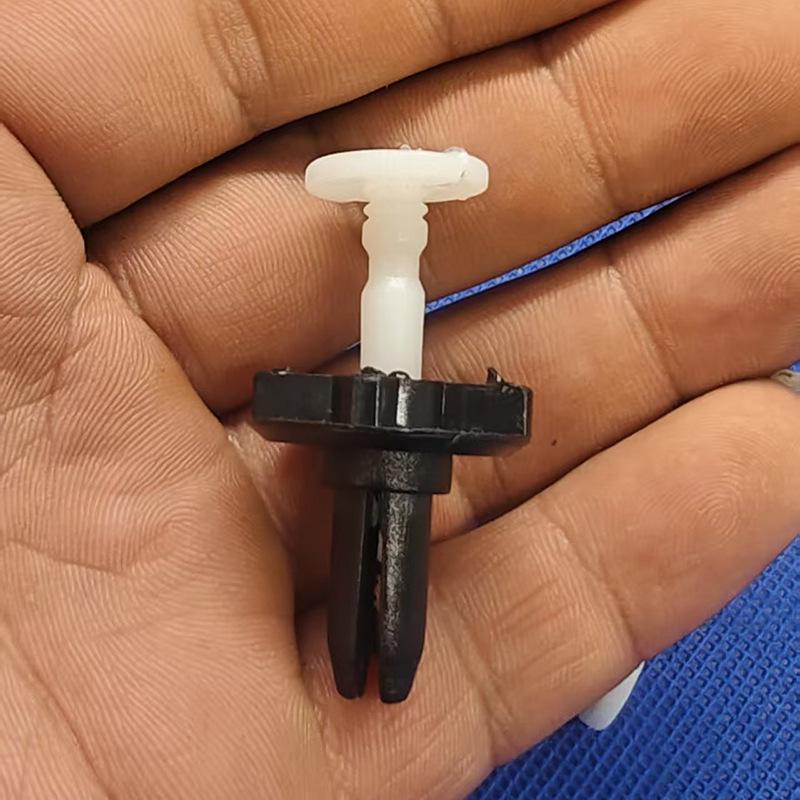 Зажим-фиксатор бампера Chrysler Sebring & Dodge Caliber 4389947AA