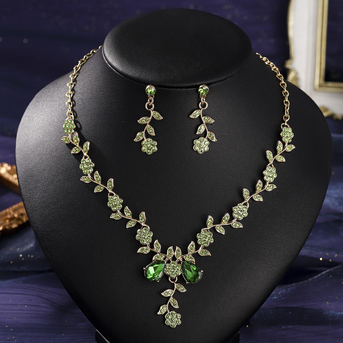 

Retro Necklace And Earrings Set - Wedding Banquet Attire For Brides - Luxurious Ruby Two-piece Set