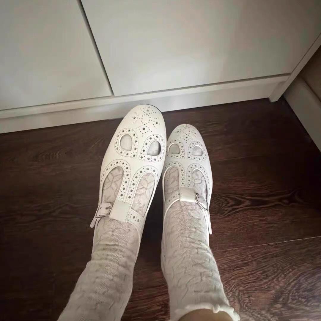 

Французский темперамент полые Брок гравированные низкий каблук плоская подошва пустые одинарные туфли модная сумка голова сандалии женские 40 белый