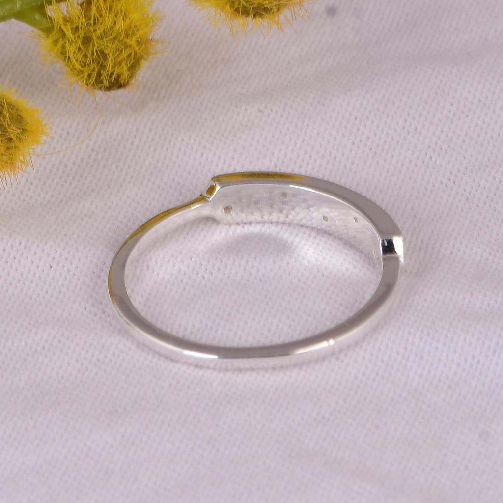 Minimalist Silver Leaf Ring with Cubic Zirconia, Dainty Nature Inspired Band, CZ Stackable Ring, Everyday Jewelry, Gift for Her.