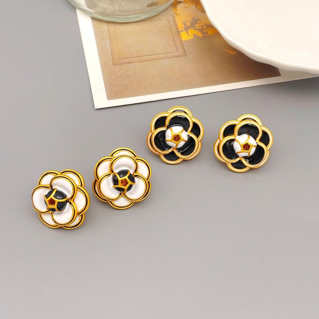 Vintage Kamelien Emaille Ohrringe: Schwarz/Weiß Farbblock Dreilagige Blumenstecker mit 925 Sterlingsilber