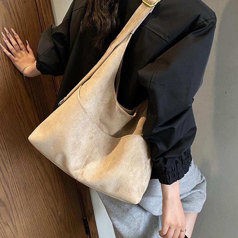 Frosted retro bag women's large-capacity 2025 new autumn and winter shoulder child and mother bag texture commuter tote bag