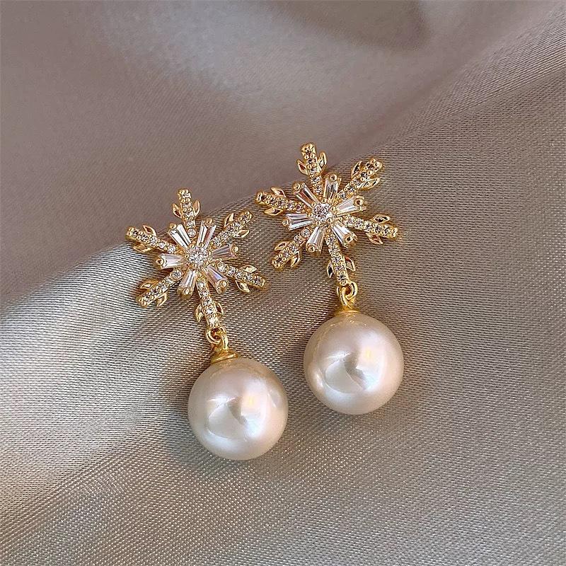 

Zircon Pearl Snowflake Stud Earrings - Retro French Christmas Edition 2024