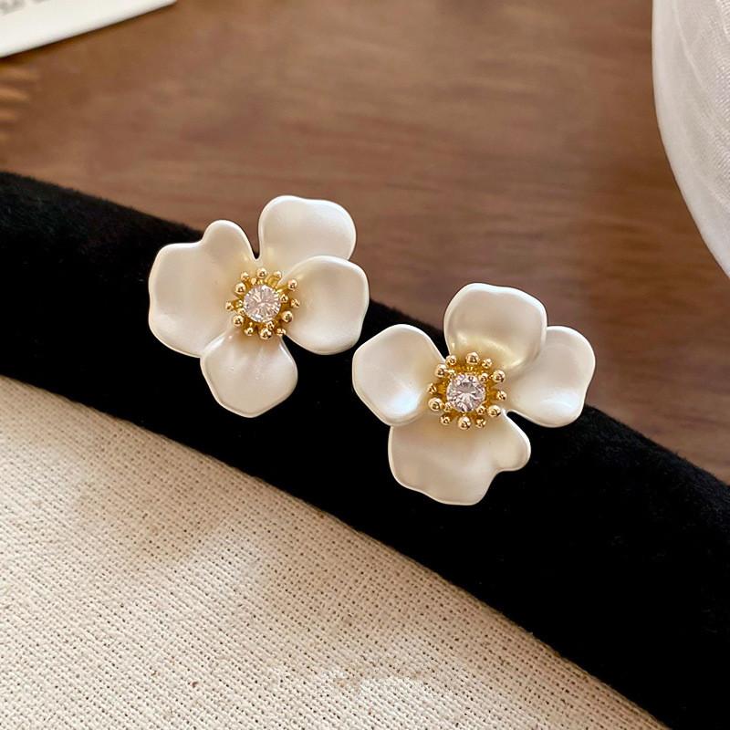 Acrylic White Camellia Flowers Stud Earrings for Women Fashion Temperament Zircon Earring Party Wedding Jewelry Wholesale