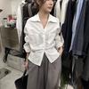 Camisa corta blanca de estilo coreano para mujer, con cuello, manga larga y doble bolsillo.