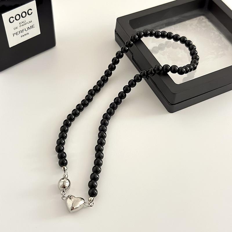 Svart pärlbeads metall kärlek halsband dam, designkänsla nisch retro personlighet mångsidig halskedja nyckelbenskedja~