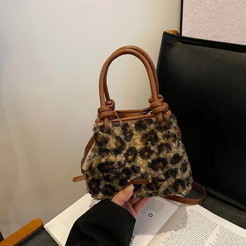 

Осенне-зимняя бархатная сумка для женщин, новая нишевая сумка через плечо с леопардовым принтом, сумка-ведро на одно плечо, мода