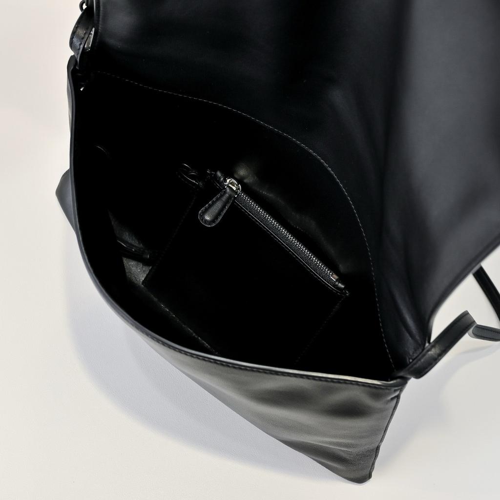 Niche minimalist mail carrier bag, simple envelope bag, sheepskin shoulder bag, all-steel hardware buckle, flip seam, armpit bag.