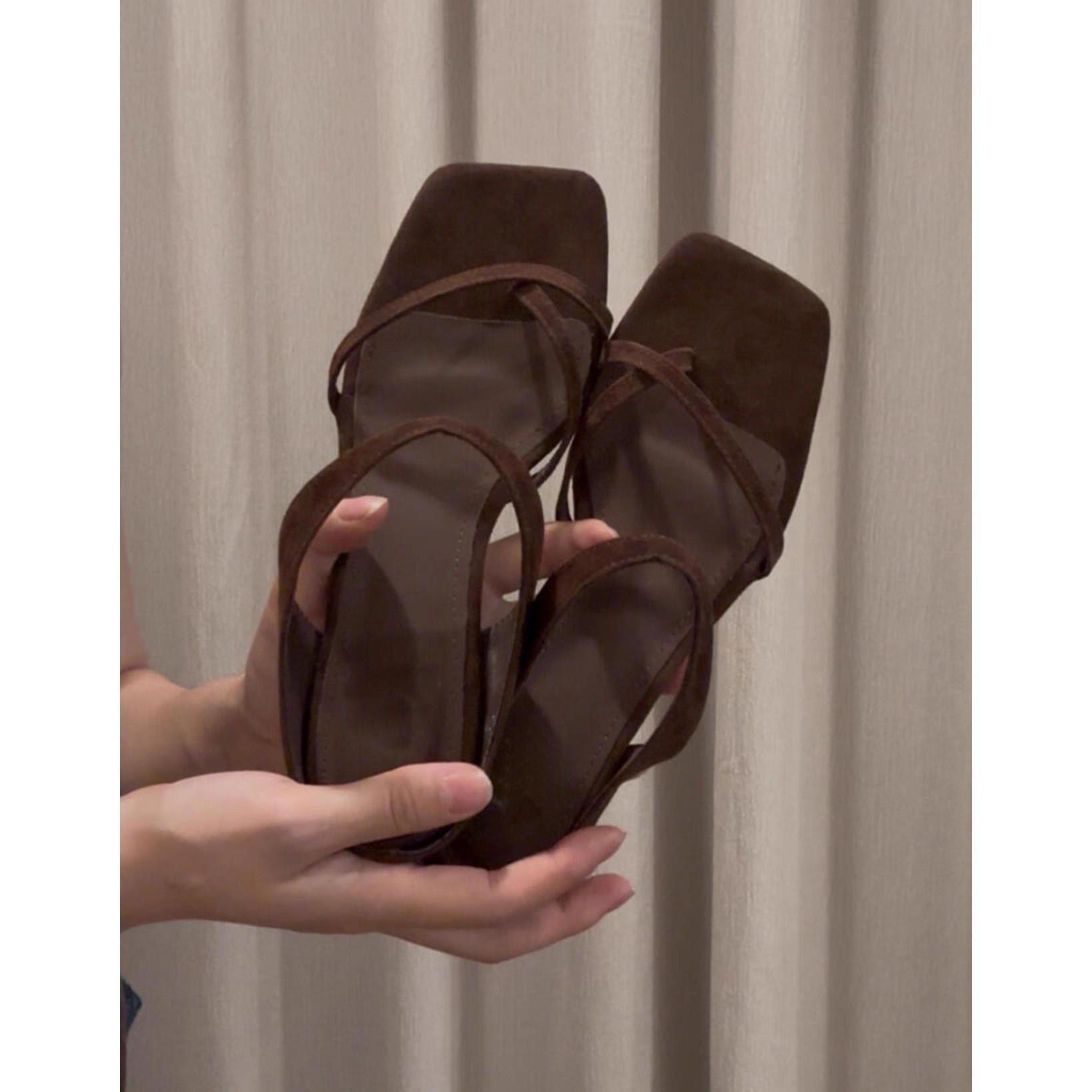 

Retro set of toes with Roman sandals for women s summer wear temperament slope heel casual cool slippers 35 коричневый