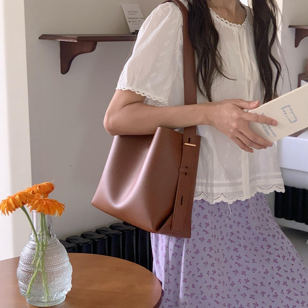 Premium Texture Foreign Style Popular Shoulder Bag 2025 New Women's Leisure Simple Large Capacity Versatile Solid Color Bucket Bag