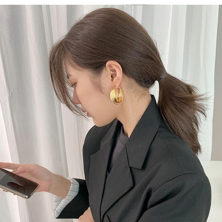 S111 silver needle new temperament torsion ring earrings Korean design earrings simple and versatile stud earrings