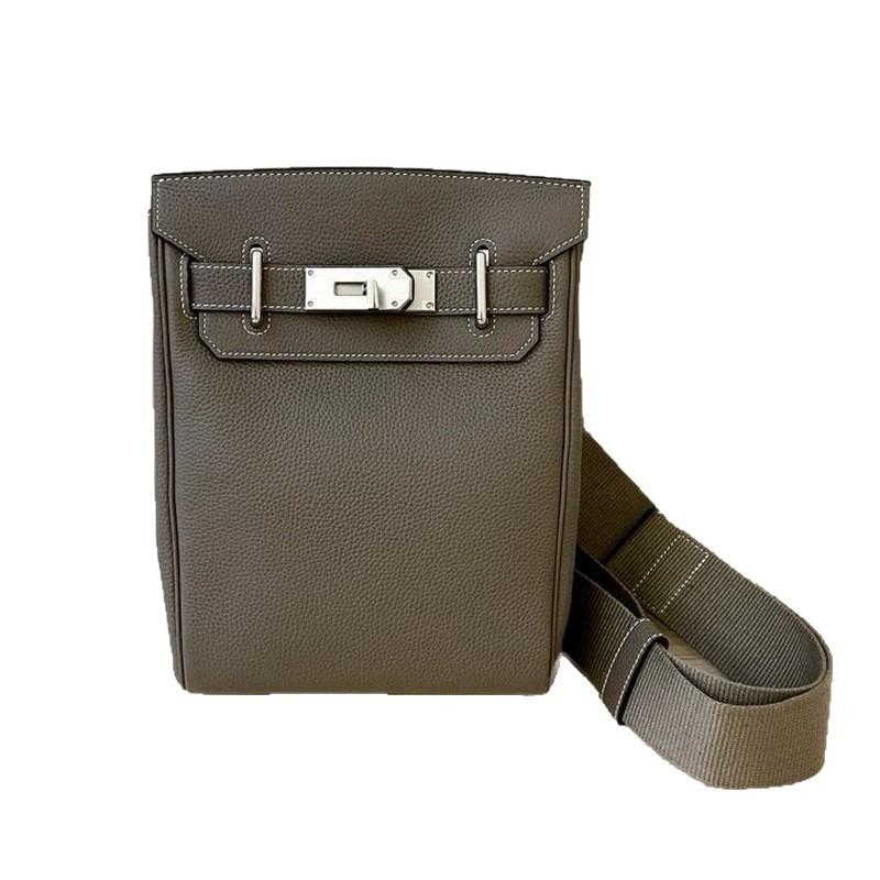 26 Neue erste Schicht Rindsleder Togo quadratische Schlüsselloch Brusttasche Unisex Leder Bauchtasche schräg über Körper tragbare Umhängetasche modisch Rücken