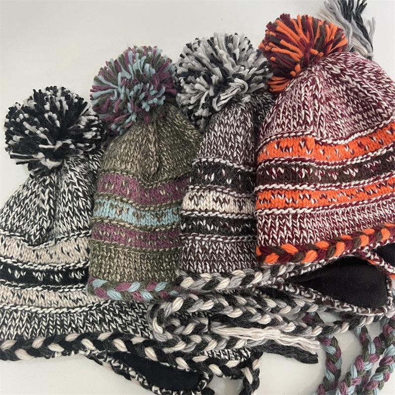 

Contrast color hairball braid knitted hat women s autumn and winter versatile striped wool hat fleece ear protector Lei Feng hat tide M（56-58cm） чорний