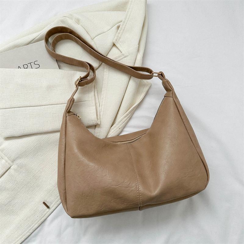 Trendy Casual Shoulder Bag For Women Featuring Large Capacity And Retro Style