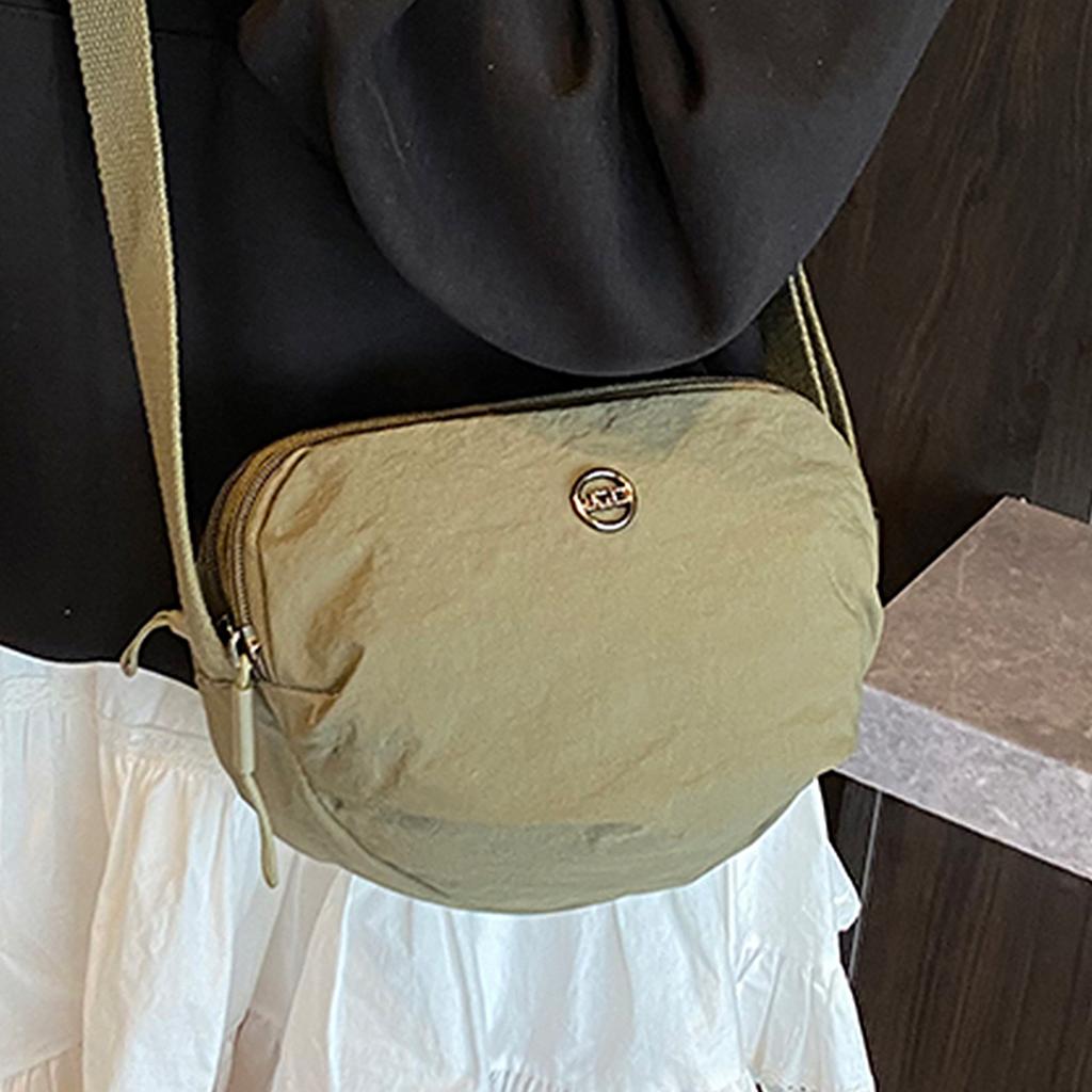 Multi-color shoulder bag with the same shoulder messenger bag will be sent on behalf of the new niche portable high-end large-capacity trend.