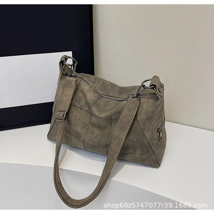 

Retro matte large-capacity messenger bag women s 2025 new casual versatile pillow bag commuter shoulder bag bag