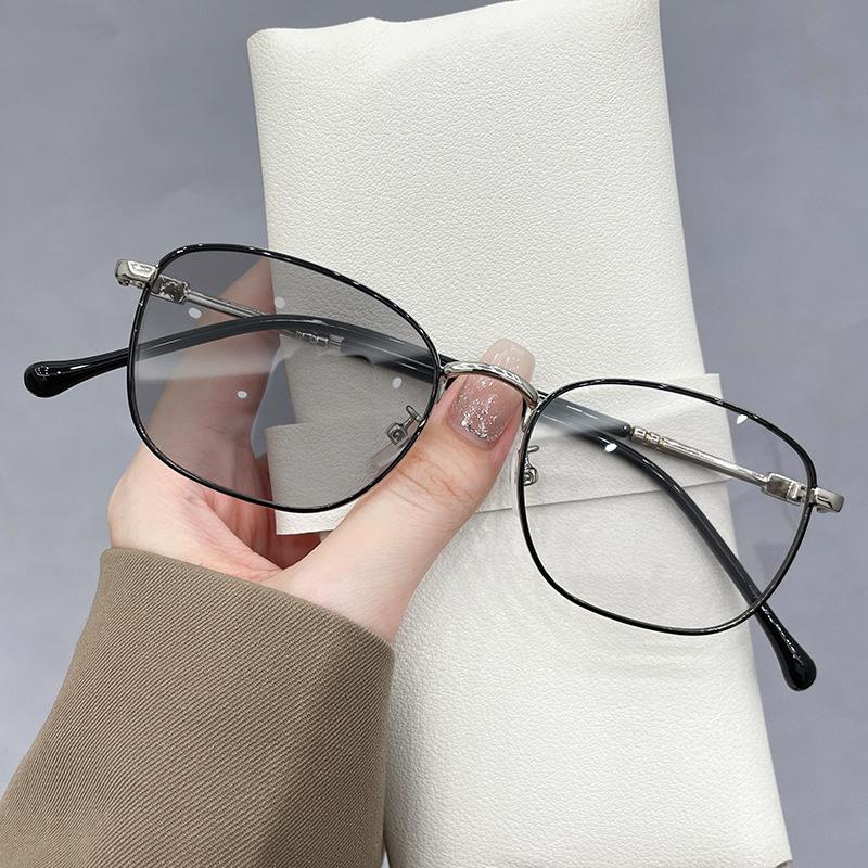 New Trend Pochromic Reading Glasses Women and Men Ultralight  Metal Frame Anti Blue Light Color Changing Far Sighted Glasses