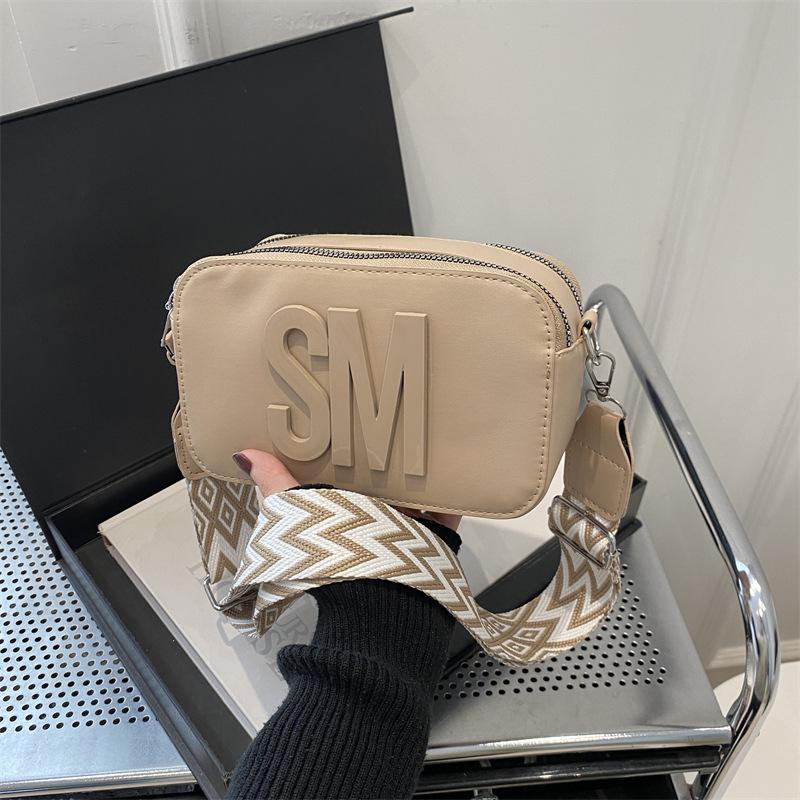 Geantă de damă la modă versatilă Geantă pătrată mică texturată Geantă de umăr casual Geantă crossbody de lux ușoară Curea de umăr lată Geantă de damă cu literă