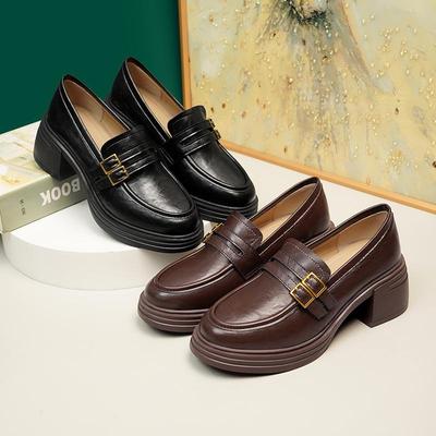 2025 Damen-Slipper mit Plateau aus schwarzem Lammleder mit Blockabsatz und doppelreihiger Schnalle im britischen Stil.