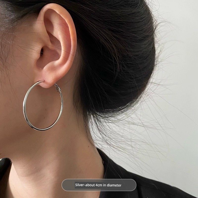 

Модный стиль Преувеличенные большие серьги-кольца Женские Инс Холодный стиль Самые простые для сочетания Серьги-пусеты Минималистичные Элегантные Фантазийные серьги 4cm silver Hoop Earrings