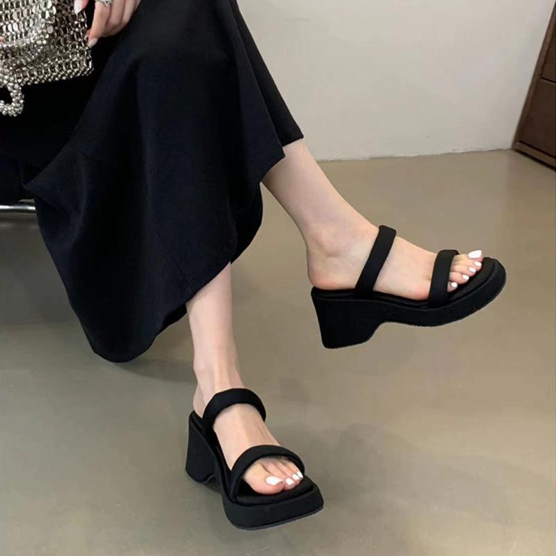 In the Spring and Autumn of 2025, the New Thick-soled One-word Slippers Will Be Worn Outside, and the Casual Muffin Bottom Will Be Simple and Show Lo