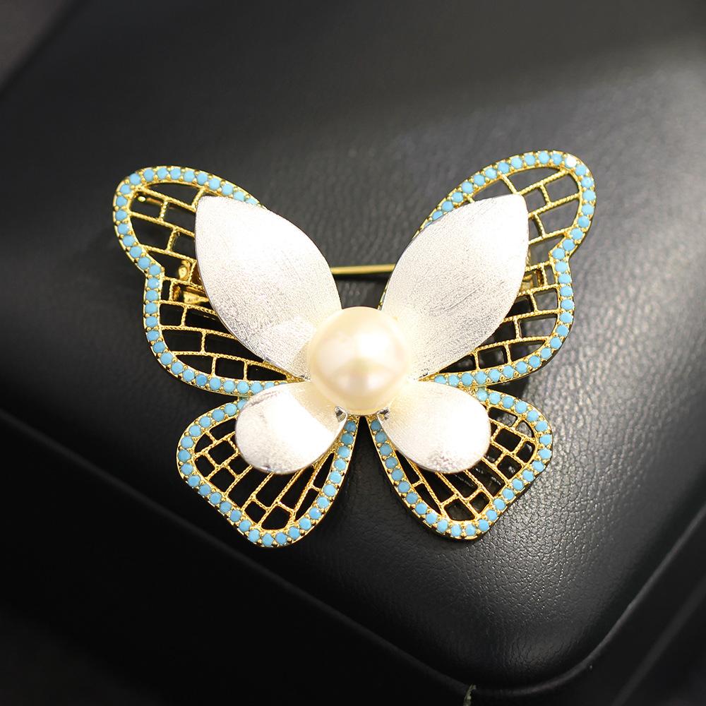 New high-end two-color gold brushed craft butterfly brooch elegant niche natural freshwater pearl insect pin female