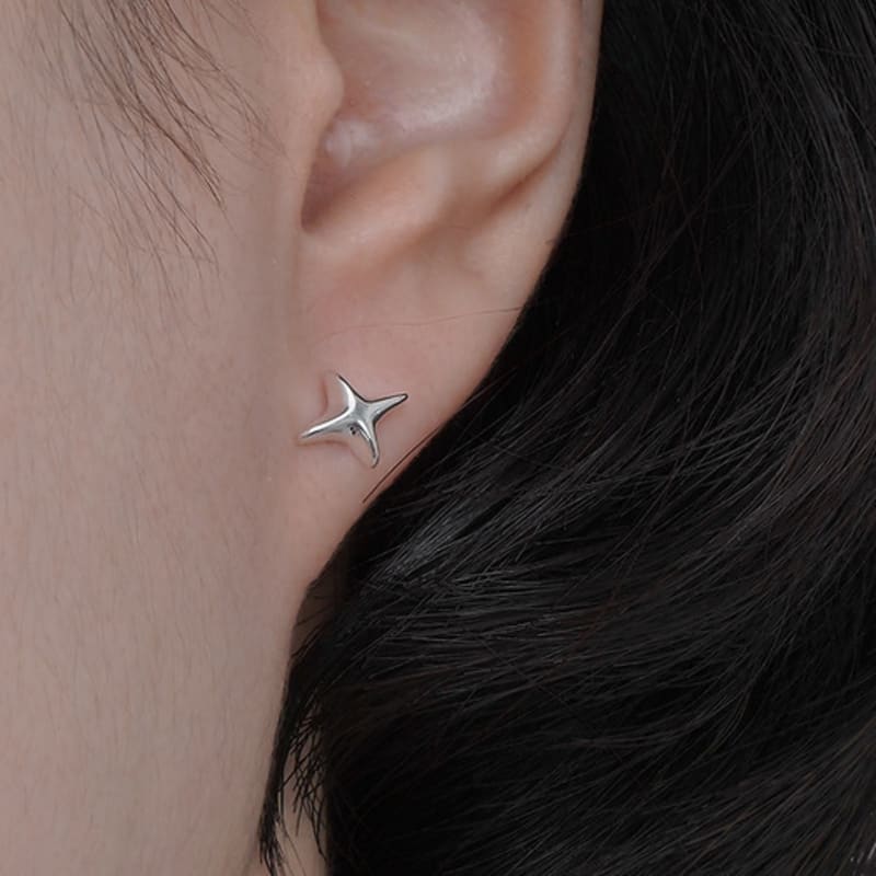 

POSTLUDE [SILVER] SLIM SPARKLING P EARRINGS single type