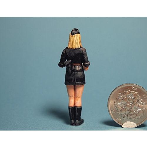 Aurora Model 1/35 Military "King Tiger Girls" Garage Kit Figure