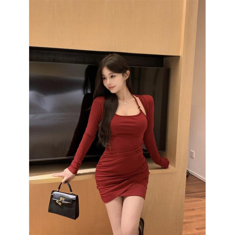 Women's Sexy Halter Neck Fake Two-Piece Dress – Long-Sleeved, Pleated Waist, Tight Hip-Wrap, Perfect for Autumn and Winter