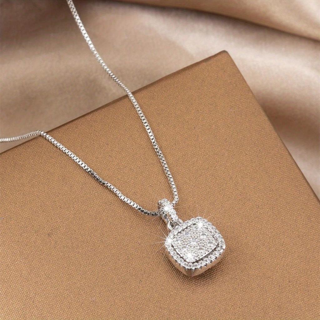 1 Women's Fashionable Necklace, Stylish and Elegant, Light Luxury Style, High-end Niche Collarbone Chain