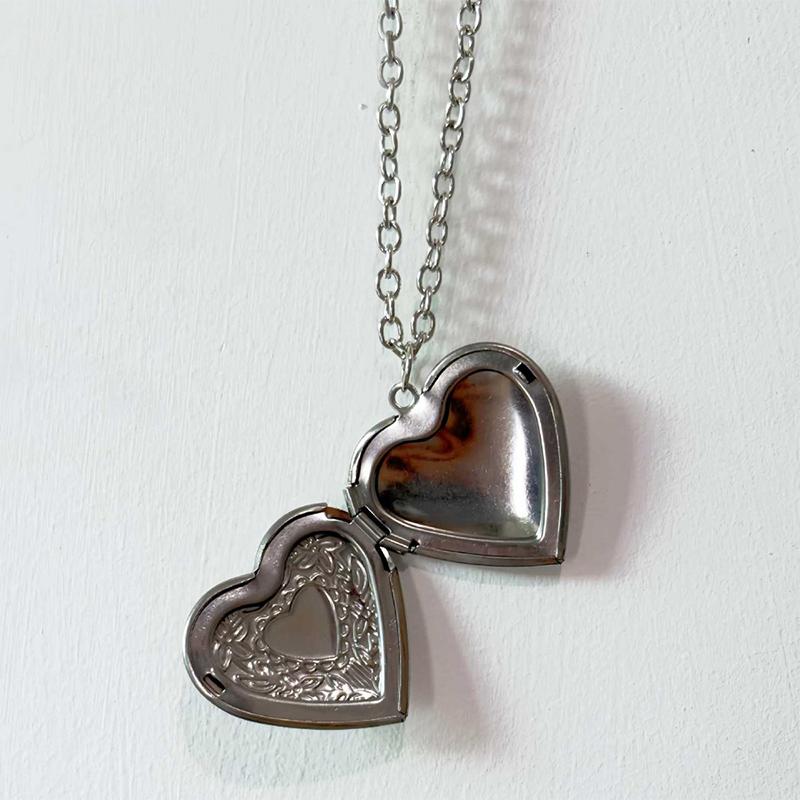 Baroque Vintage Heart-Shaped Photo Box Pendant Necklace Jewelry Photo Picture Locket