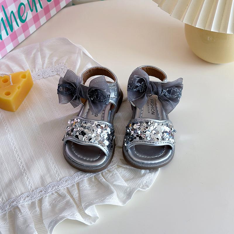 

Girls Beach Shoes Mesh Lace Bows Kids Princess Shoes Shiny Sequins Non-slip 2025 Summer New Kids Sandals Elegant Ins Trendy 22 серебряный