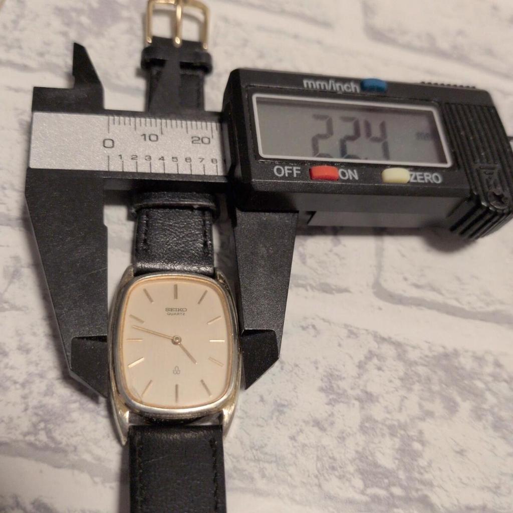 Used Operational SEIKO Quartz Chariot Ladies Watch Gold Case Square Vintage