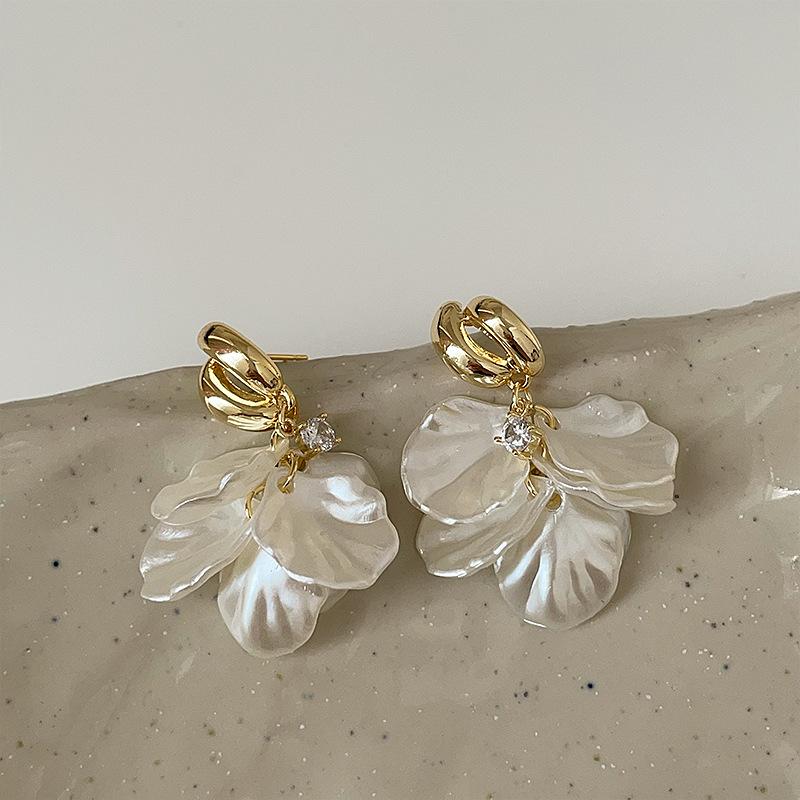 French Retro Shell Flower Fringed Stud Earrings Women'S Light Luxury Elegant High Sense Personality Temperament Versatile Earrings