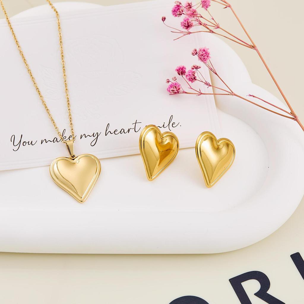 Heart-Shaped Stainless Steel Pendant Necklace: Women's Fashion Titanium Steel Choker Set