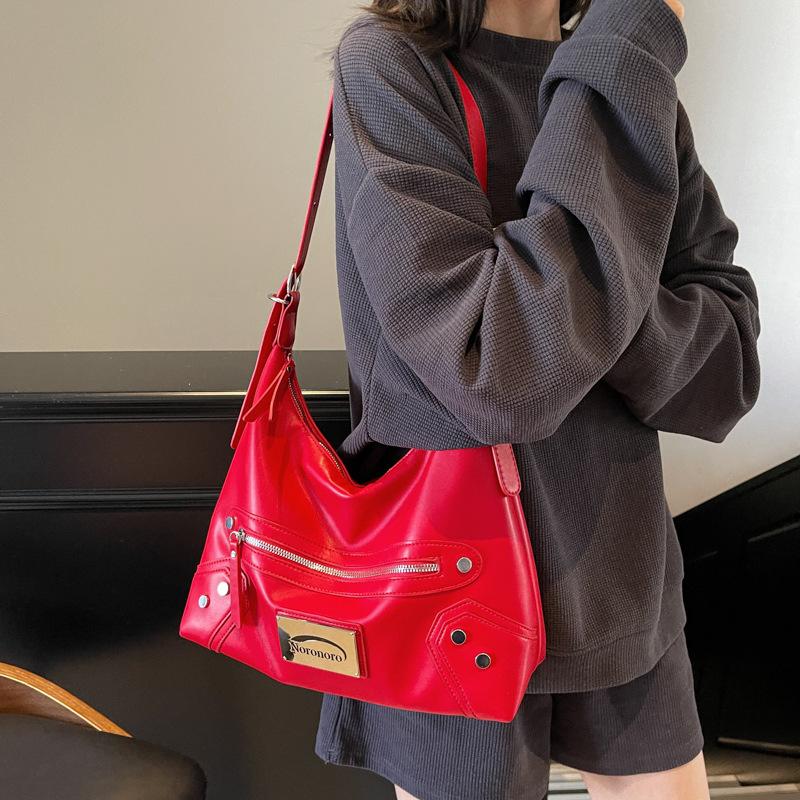 Fashion high-grade texture pu rivet large-capacity women's commuter bag exquisite locomotive underarm shoulder messenger bag