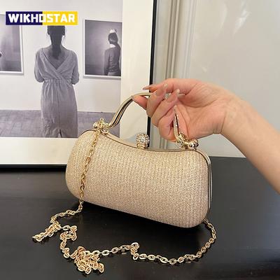 Borse da sera: Quest'anno, c'è una tendenza per borse da donna sofisticate e femminili. C'è una piccola borsa semplice con bottoni