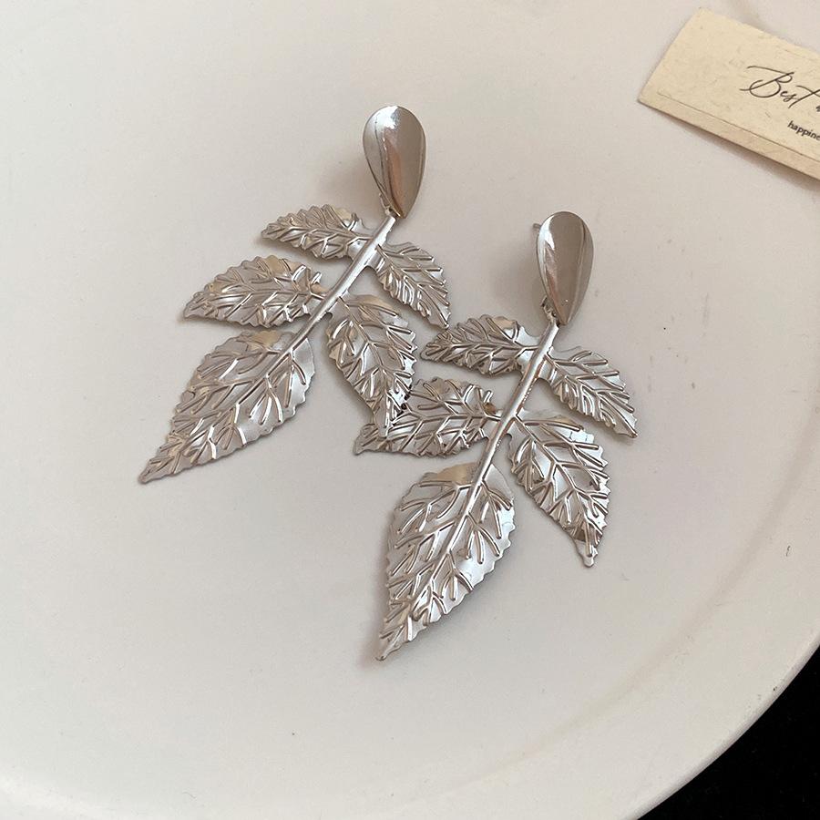 European and American Silver Needle Metal Pleated Leaf Pendant Earrings Fashionable Simple Stud Earrings Light Luxury High-end Earrings Women