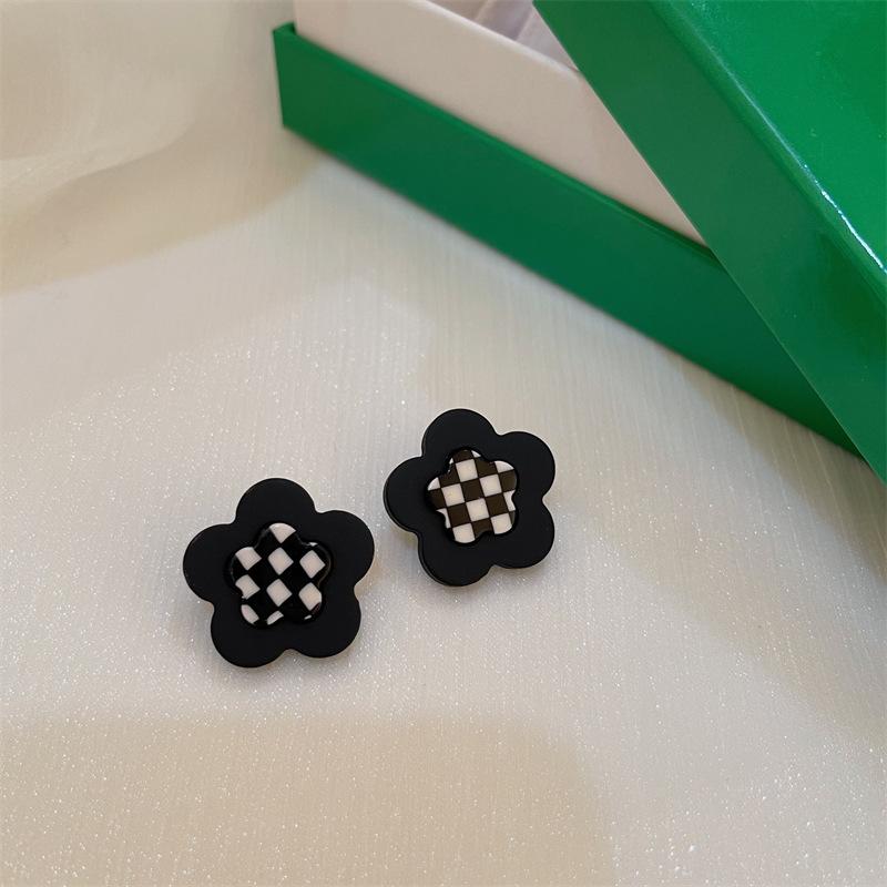 

Chessboard flower earrings women s high-end sense cold wind ear jewelry design sense simple and versatile black and white plaid earrings