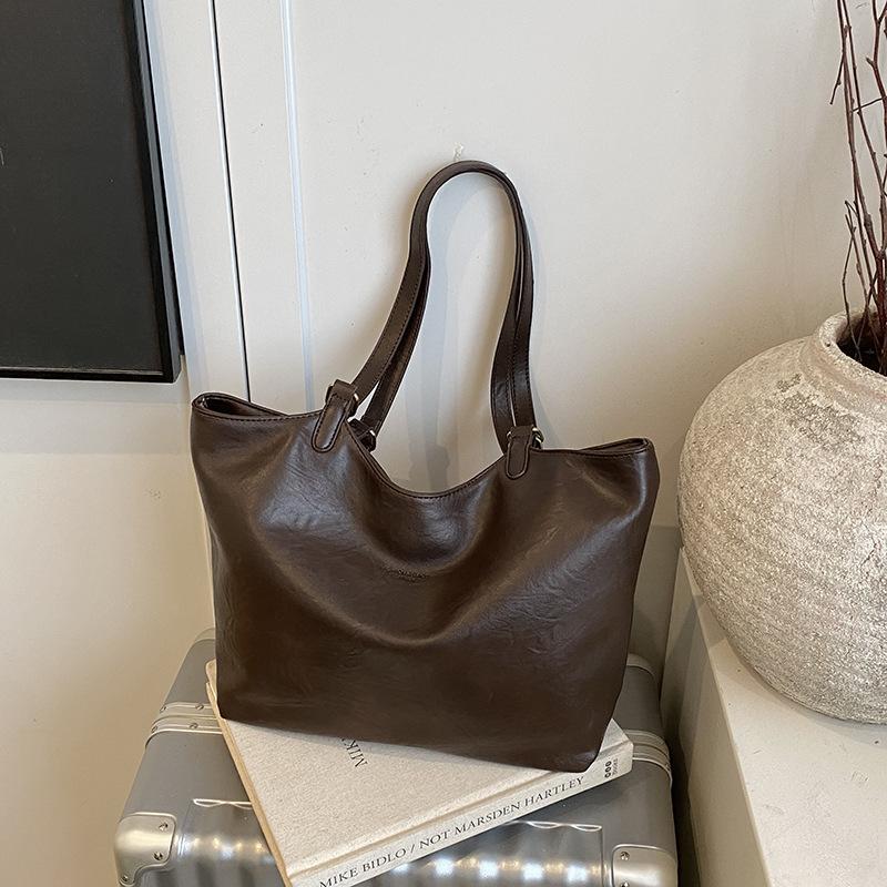 Large-capacity retro bag women's autumn and winter 2025 new versatile simple shoulder bag popular commuter tote bag this year