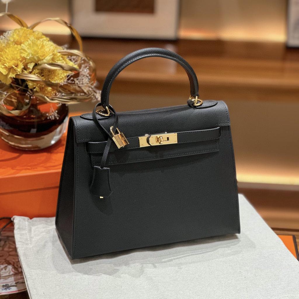 Dies ist eine hochwertige, maßgefertigte Tasche aus Epsom-Leder für Damen. Es eine Umhängetasche mit großem Fassungsvermögen aus Rindsleder