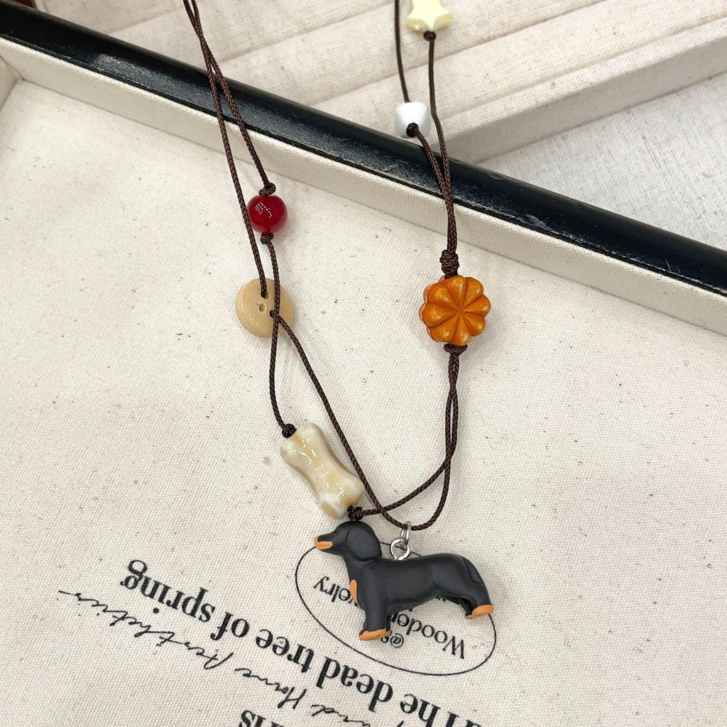 Tredimensjonalt tegneserie dachs naturlig stein halskjede – Fargerikt, morsomt og søtt kragebenskjede