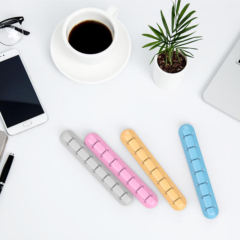 Organizzatore per Cavi in Silicone Autoadesivo da Scrivania - Supporto Multifunzione per Cuffie, Telefono e Cavi Dati.