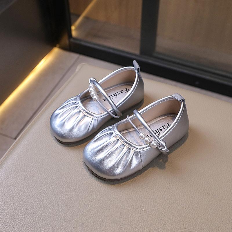 

Girls leather shoes, new spring-summer model, children s slip-on loafers, cute pearl shoes for older children 23Inner Length14.5 серебряный