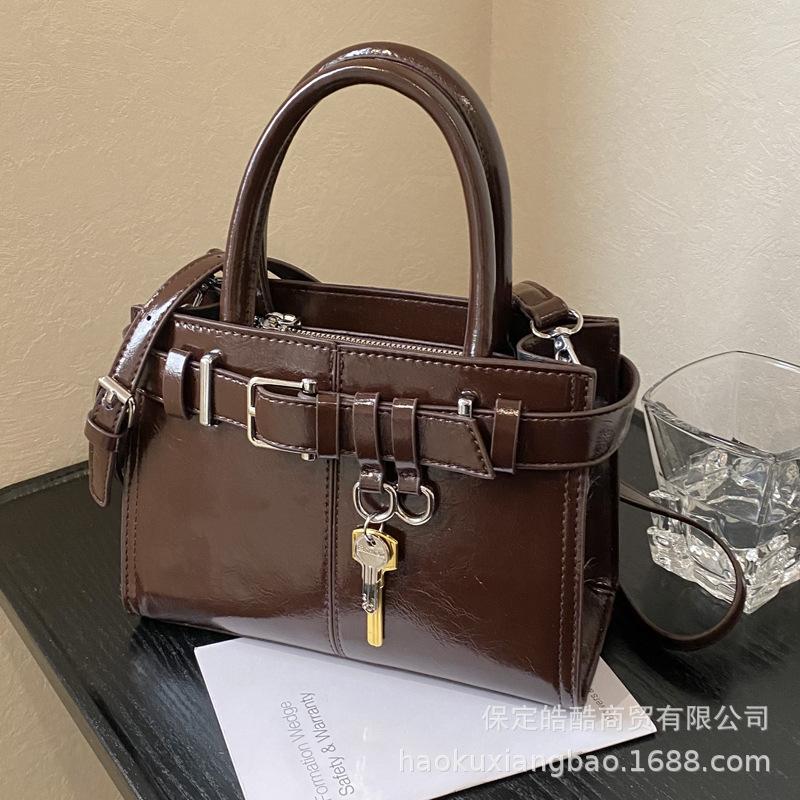 High-end Small Bag Women's 2025 New Autumn and Winter Retro Versatile Messenger Bag Fashionable Portable Work Small Bag