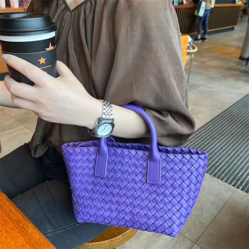 Fashion new lambskin hand-woven handbag wholesale casual versatile vegetable basket genuine leather women's bag messenger bag