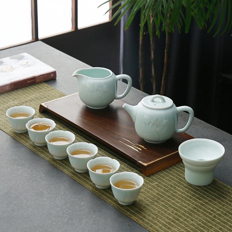 

Chinese Ceramic Lotus Theme 10-Piece Tea Set