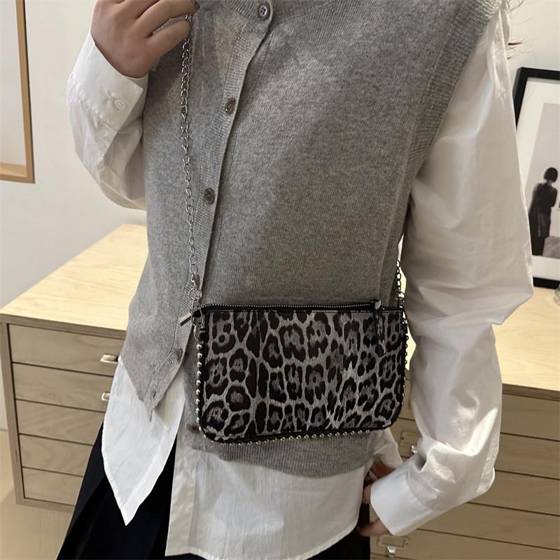 Trendy Small Square Bag With Decorative Stitching For Casual Outings And Shopping
